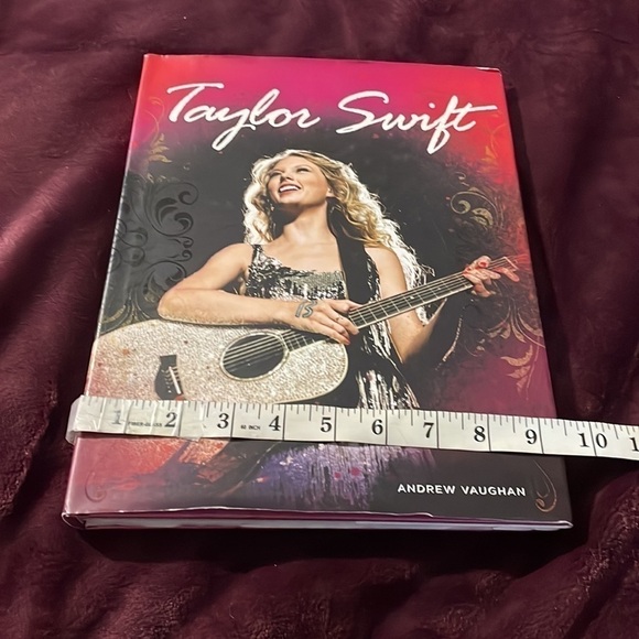 Taylor Swift Book - Picture 4 of 5